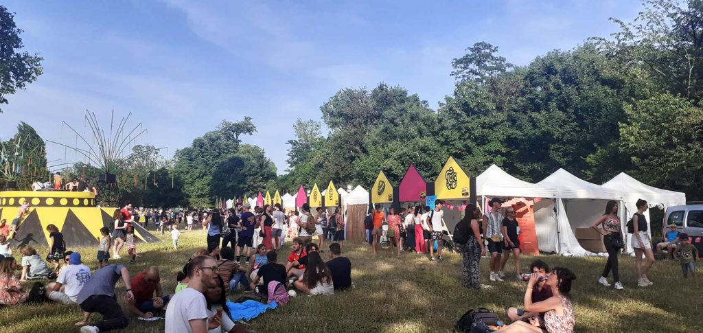 Festivaliers et tentes pendant l'évènement Réel