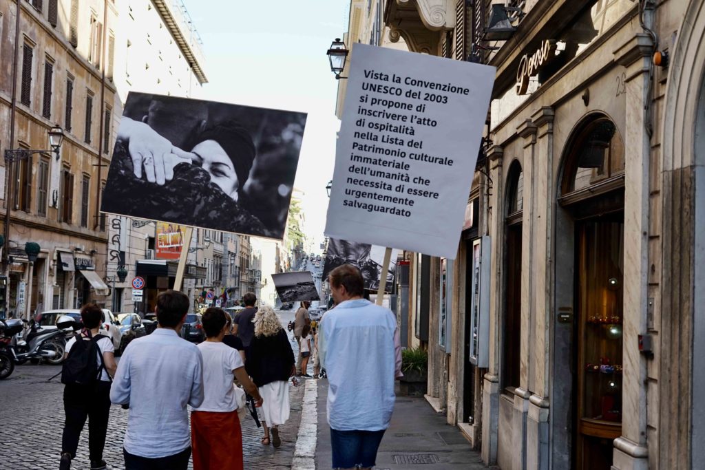 Personnes marchant de dos des pancartes à la main.