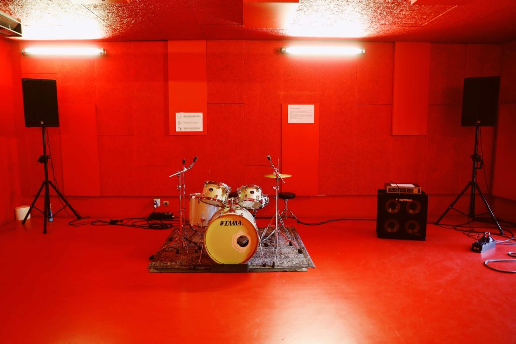 Batterie sur fond rouge