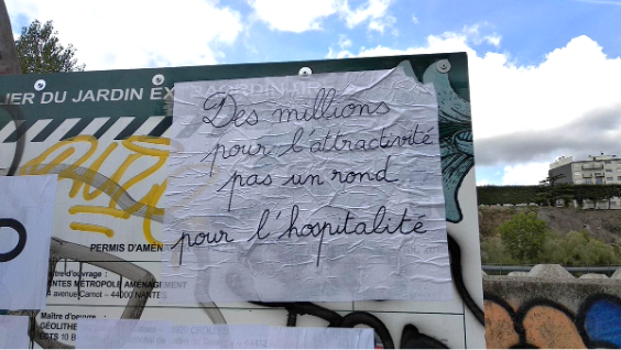 Affiche de manifestants collé sur un panneau devant la carrière Miséry où il est inscrit : « Des millions pour l'attractivité, pas un rond pour l'hospitalité ».
