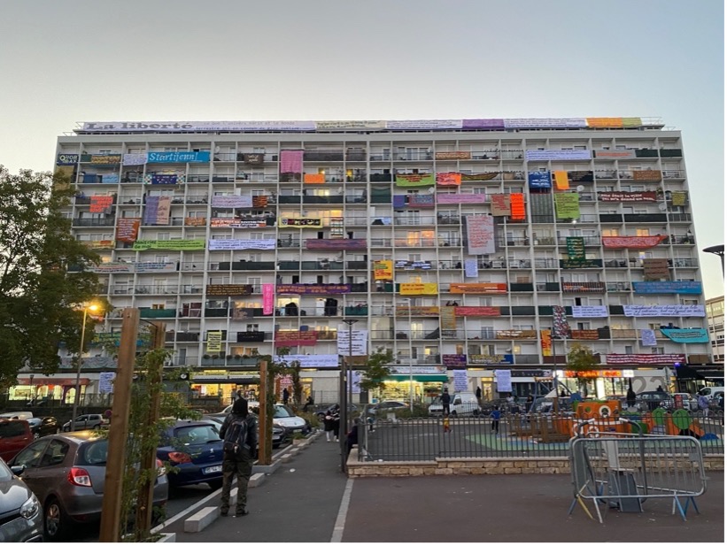 Immeuble décoré par des tissus colorés aux balcon.
