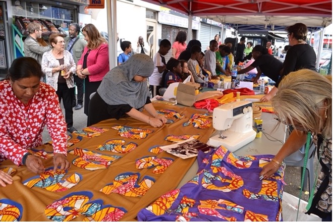 Femmes en train de coudre dans la rue.