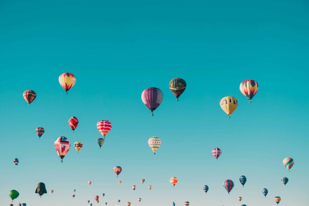 Montgolfières dans le ciel.