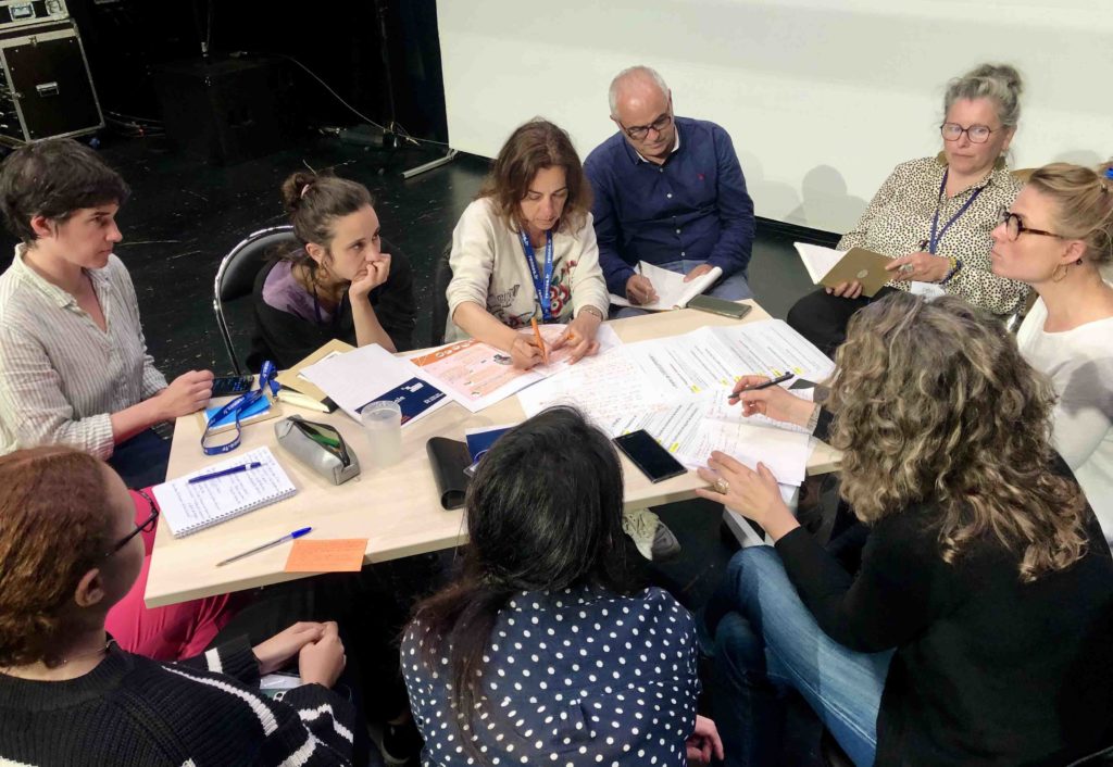 Personnes autour d'une table ronde lors d'un atelier Popmind en 2024.
