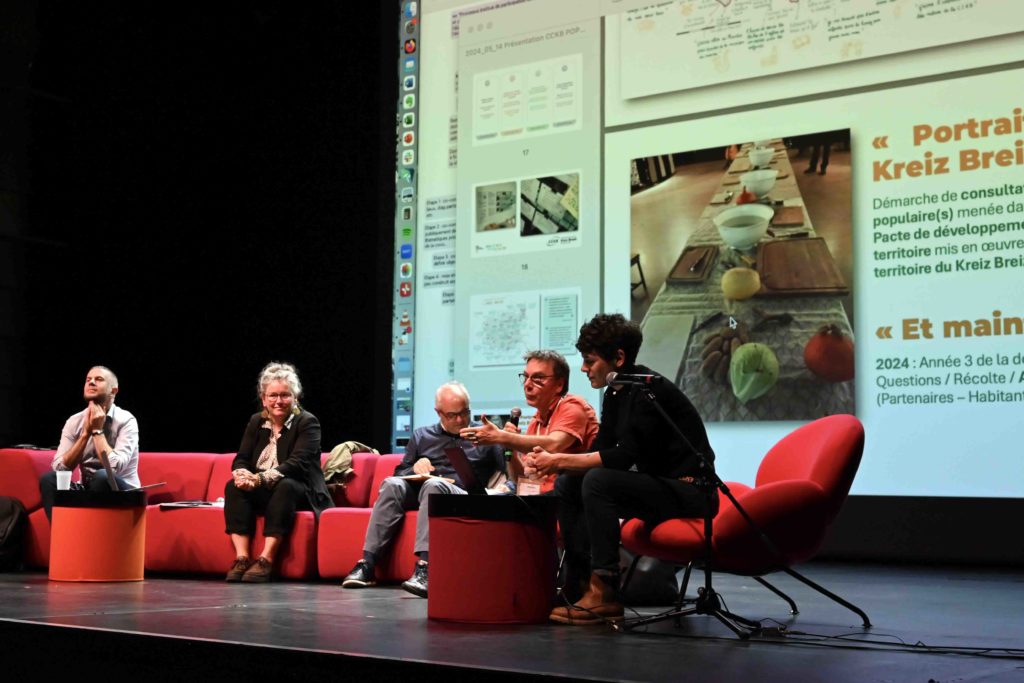 Personnes sur une scène répondant à un auditoire lors d'un atelier Popmind 2024.