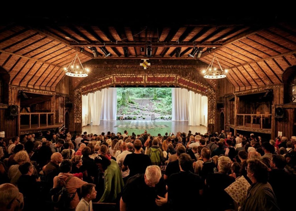 Le théâtre du Peuple. Scène avec spectateurs.