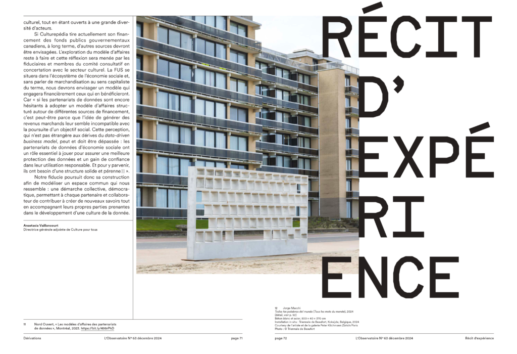 Immeubles de couleurs grises et muret blanc.