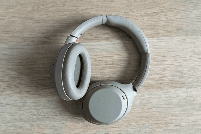 Casque de musique gris sur table