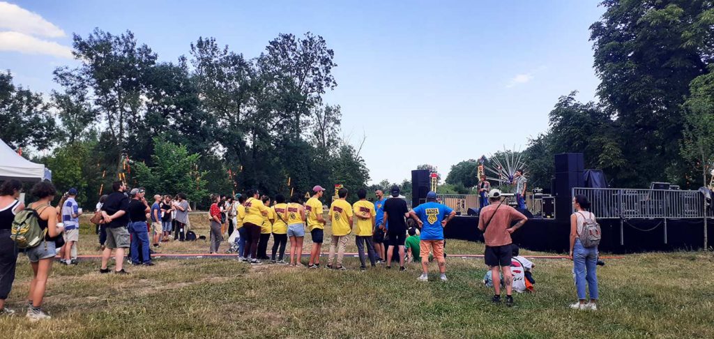 Jeunes bénévoles de dos au festival Réel