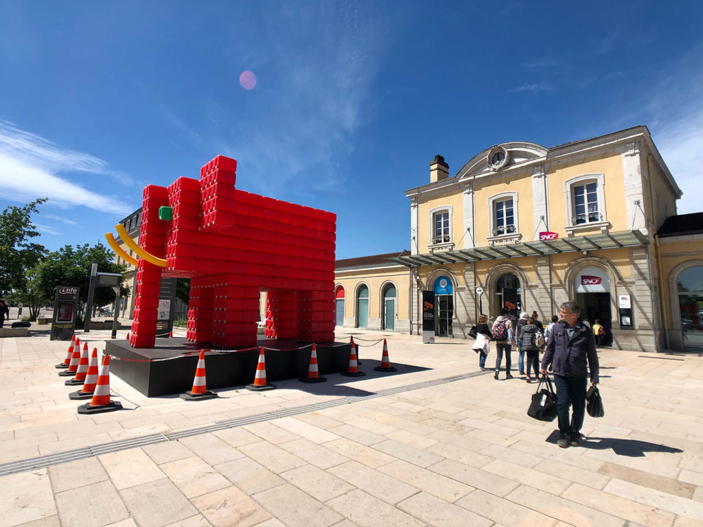 Sculpture d'un éléphant rouge devant la gare de Bourg-en-Bresse