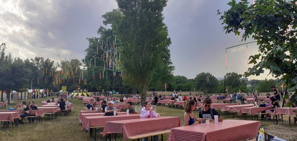 Tables de pique-nique dans la nature pendant le festival Réel